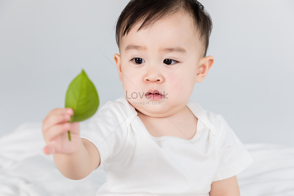 Take leaves. Baby with leaves.