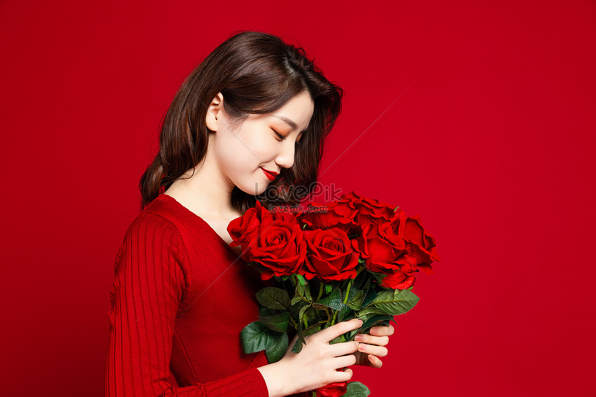 Girls Holding Roses Picture And HD Photos | Free Download On Lovepik