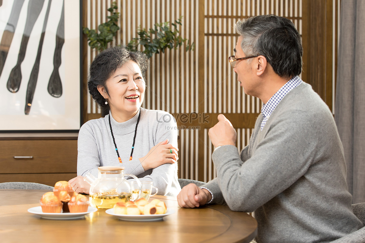 Pasangan Tua Minum Teh Mengobrol Gambar Unduh Gratis Foto