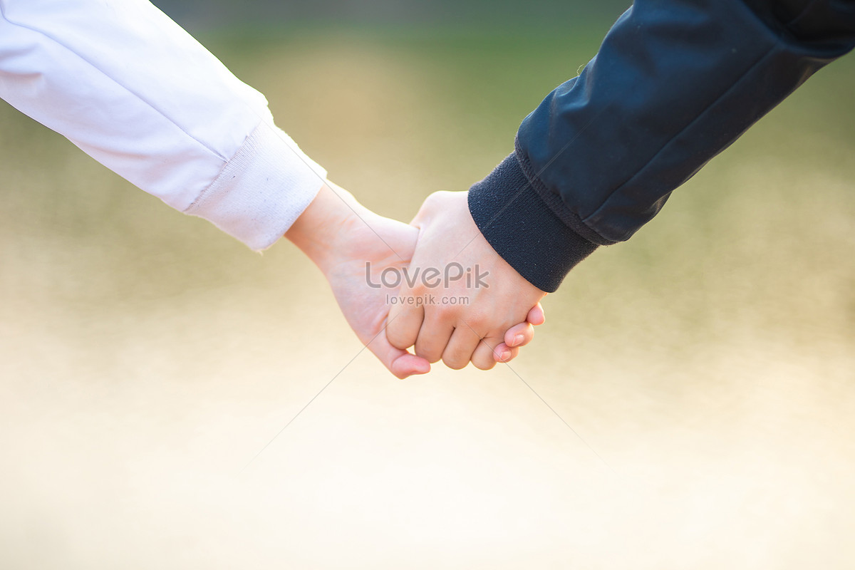 Holding love. Письма войны держащихся за руки.