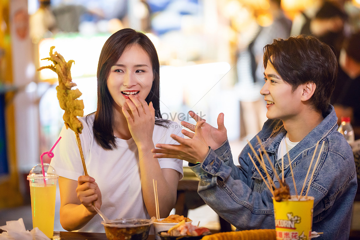 Едят на улице. Couple snack.