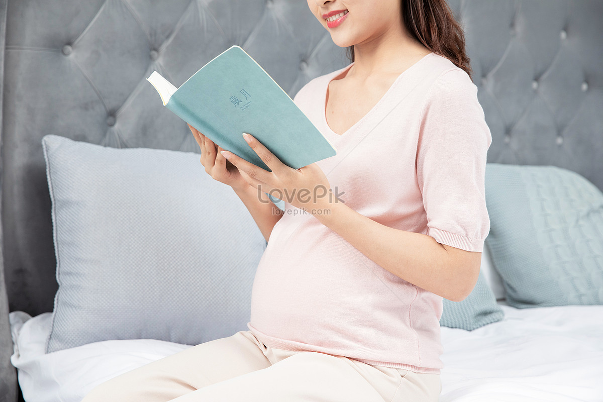 X reader pregnancy. Беременная женщина с кошельком.