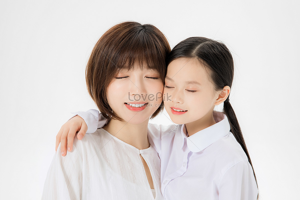 Мама с дочкой япония. Asian mother and daughter Group photo hair Care poster White background. Asian mother and daughter Group photo Hairdressing poster White background. Asian Middle-aged mother and daughter Group photo Hairdressing poster White background.