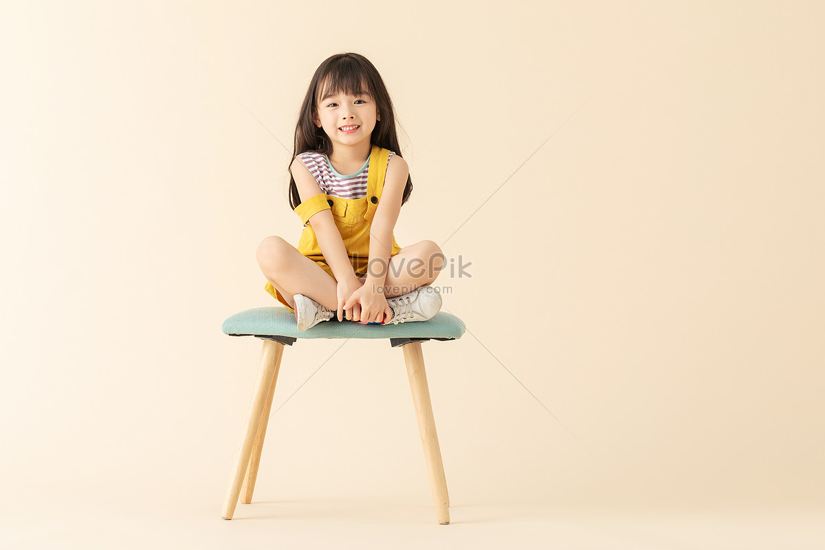 Ребенок сидит на ножках. Девочка сидит. Девочка на стуле. Маленькая девочка сидит на стуле.