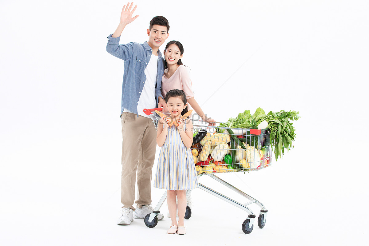 My father shopping. Family in supermarket Wallpaper.