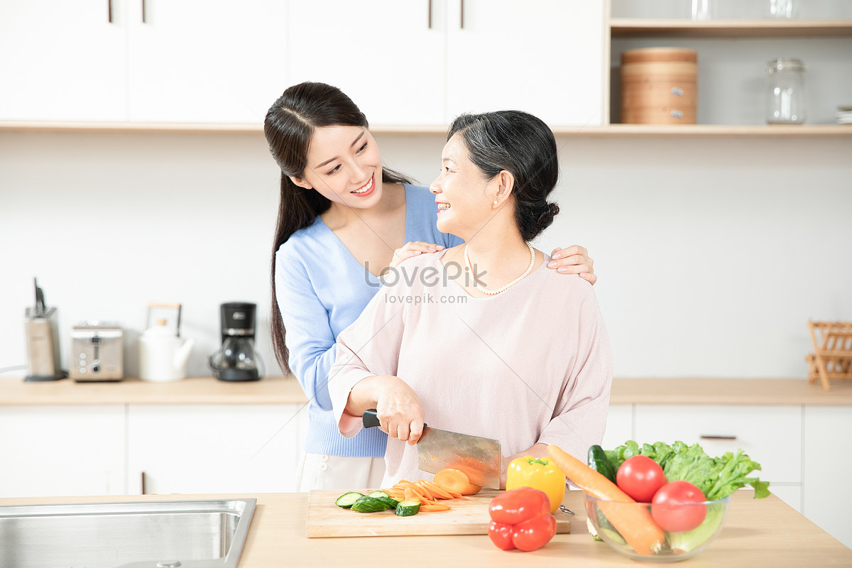 Японские мамы на кухне. Фотосессия мама и дочка на кухне. Картинка мама и дочь на кухне. Девочке заходит к маме на кухню и объясняет ситуацию.