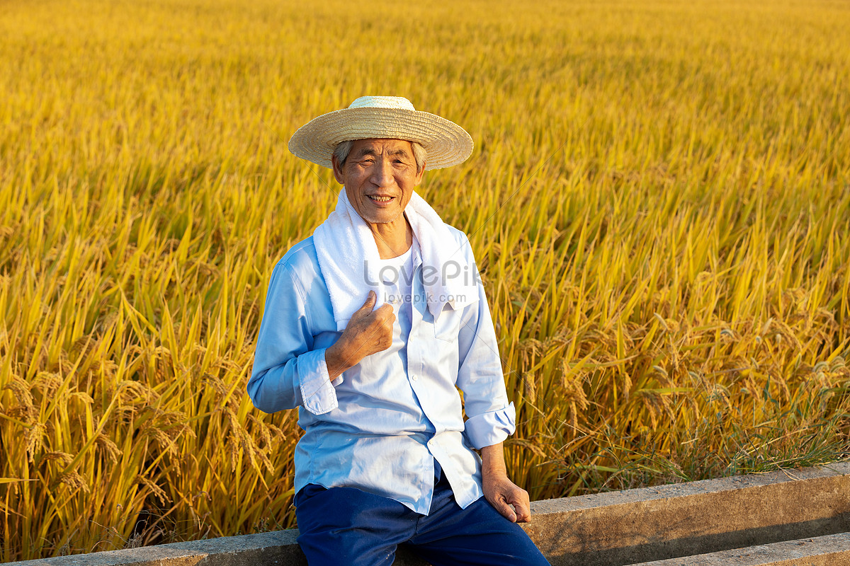 Rest farmers. Казахстан мужчина дедок с урожаем.