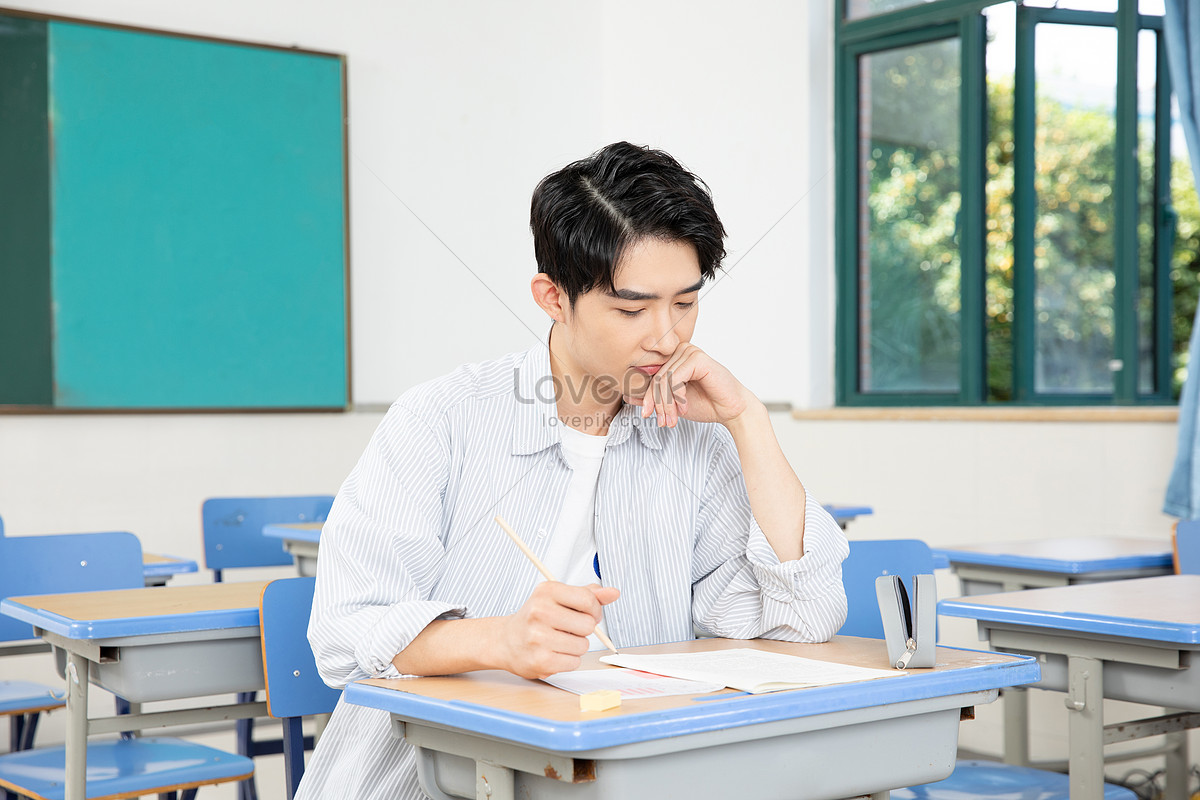 Экзамен в Китае. Мужчина аспирант 30+. Exam foto PNG. Graduate exams