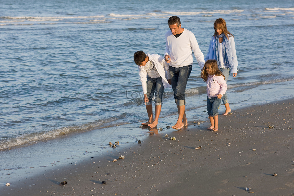 Family searching. Семья босиком на пляже. Что не так на этой картинке семья на пляже.