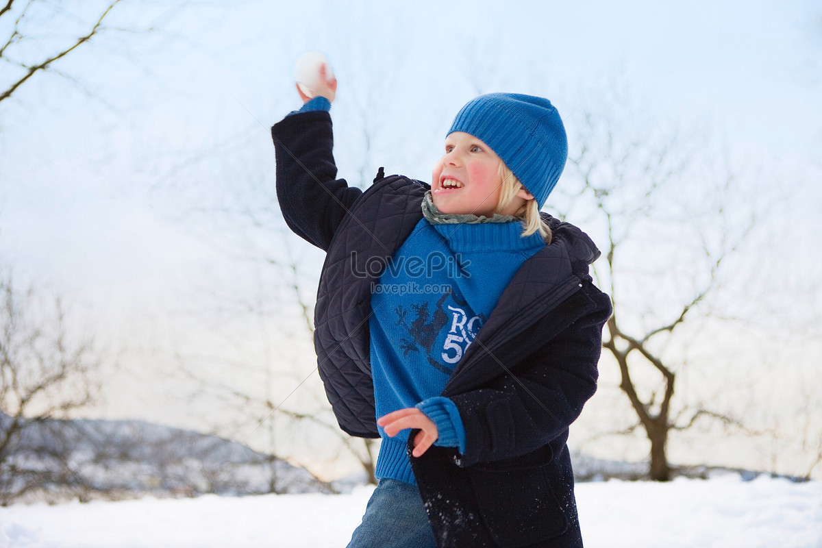 В окно кидают снежки. Мальчик бросающий снежок. Картина мальчик бросает снежок. Человек бросает снежок. Ребенок скандинав мальчик фото.