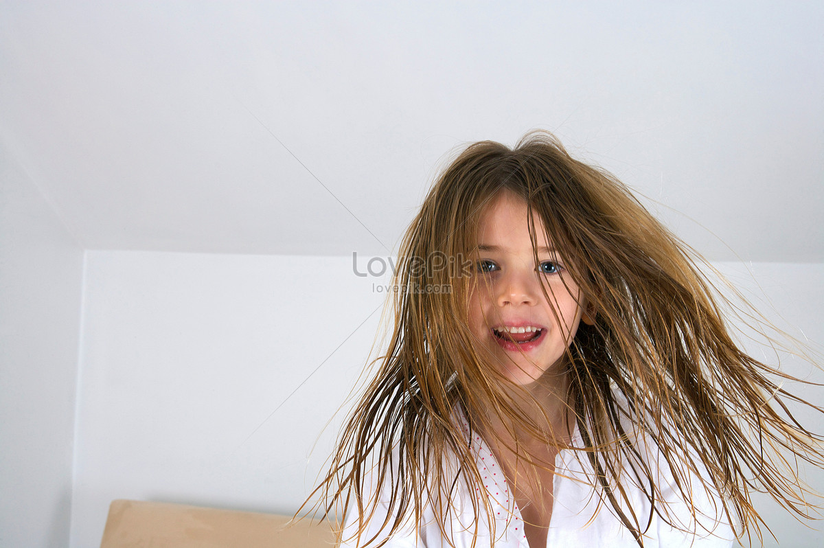 Маленькая девочка с мокрой головой