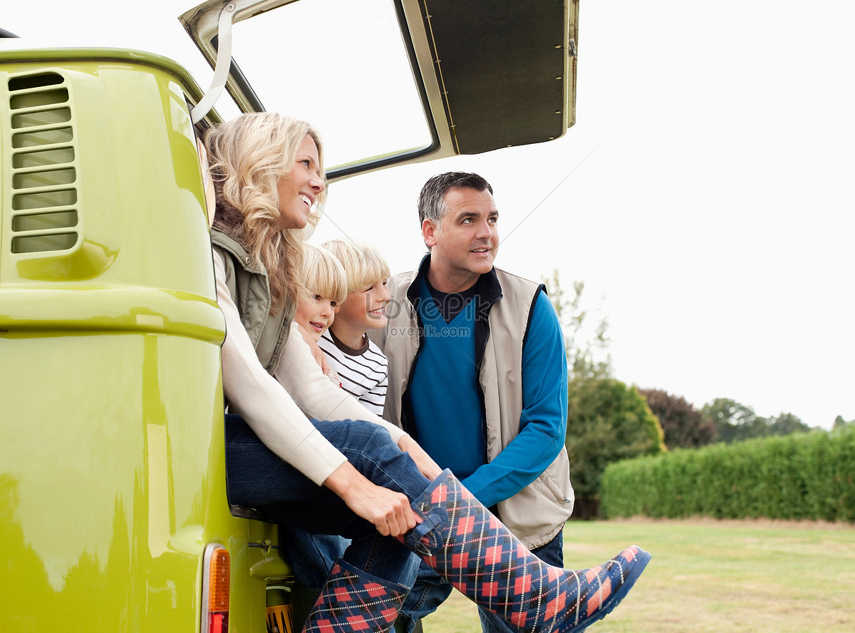 Family van. Семейный фургон семья. Семейка в фургоне. Фильм фургон с семьей. Картинку с фургоном для всей семьи.