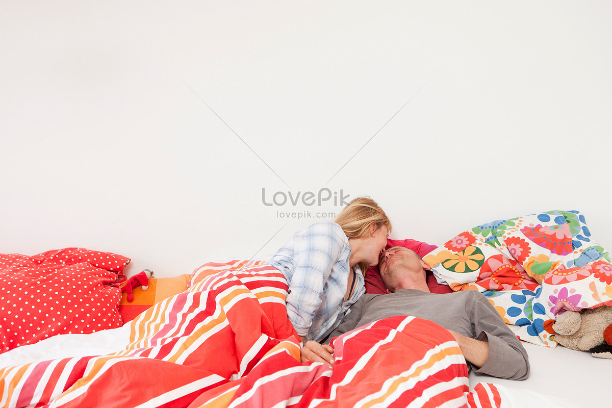 Imagenes de Pareja Besándose Cama, Fondo Pareja Besándose Cama Fotos y PNG  Descarga Gratis - Lovepik