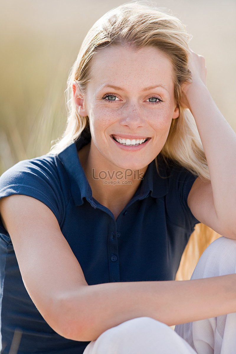 Retrato De Una Mujer Joven Foto Descarga Gratuita Hd Imagen De Foto Lovepik 6712