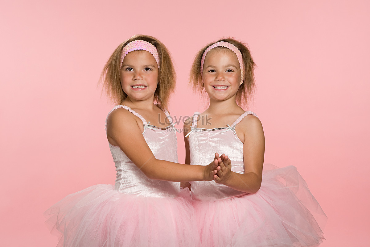 Twins ballerinas. Сестры балерины. Близняшки балерины. Balerina Twins alenabyss. Сестры балерины Атомик Харт.