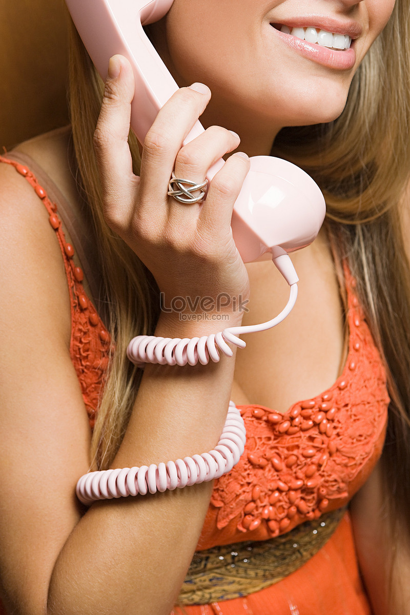 Красивая девушка с телефонной трубкой