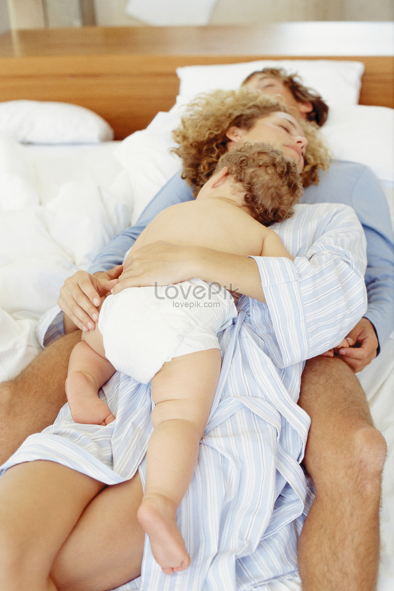 дети трахают своих спящих мам порно фото 51