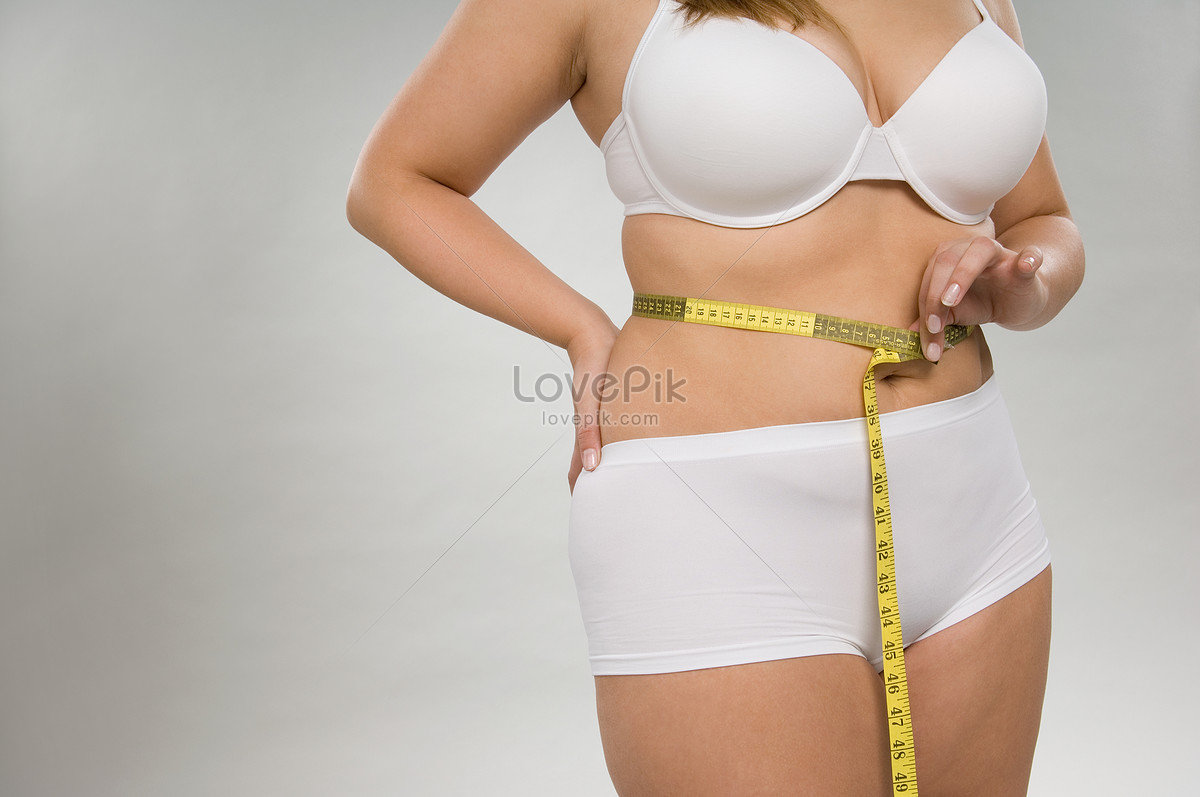 Толстая девушка с сантиметром