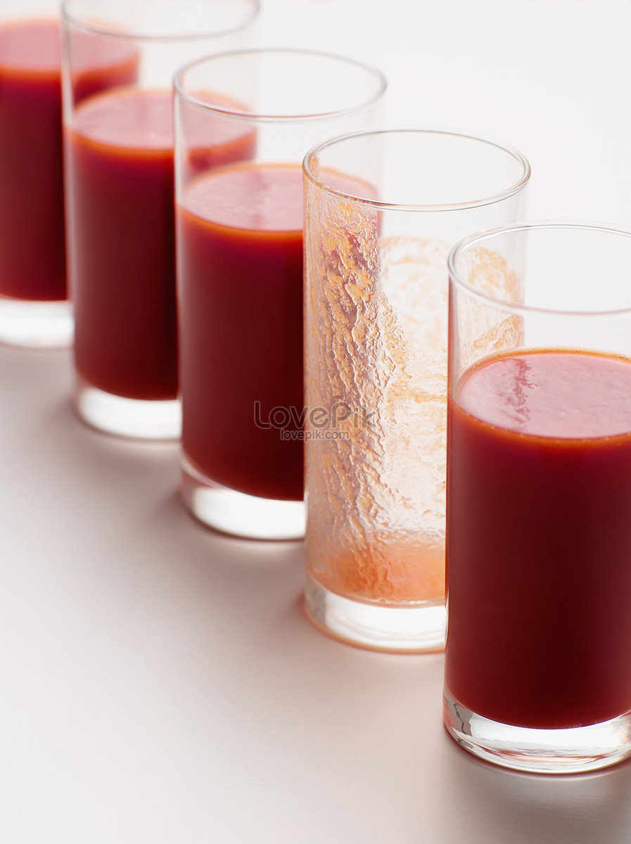 Томатный сок в самолете почему. Томатный сок картинки. Коктейль с томатным соком. Томатный сок в самолете. Хочу томатный сок.