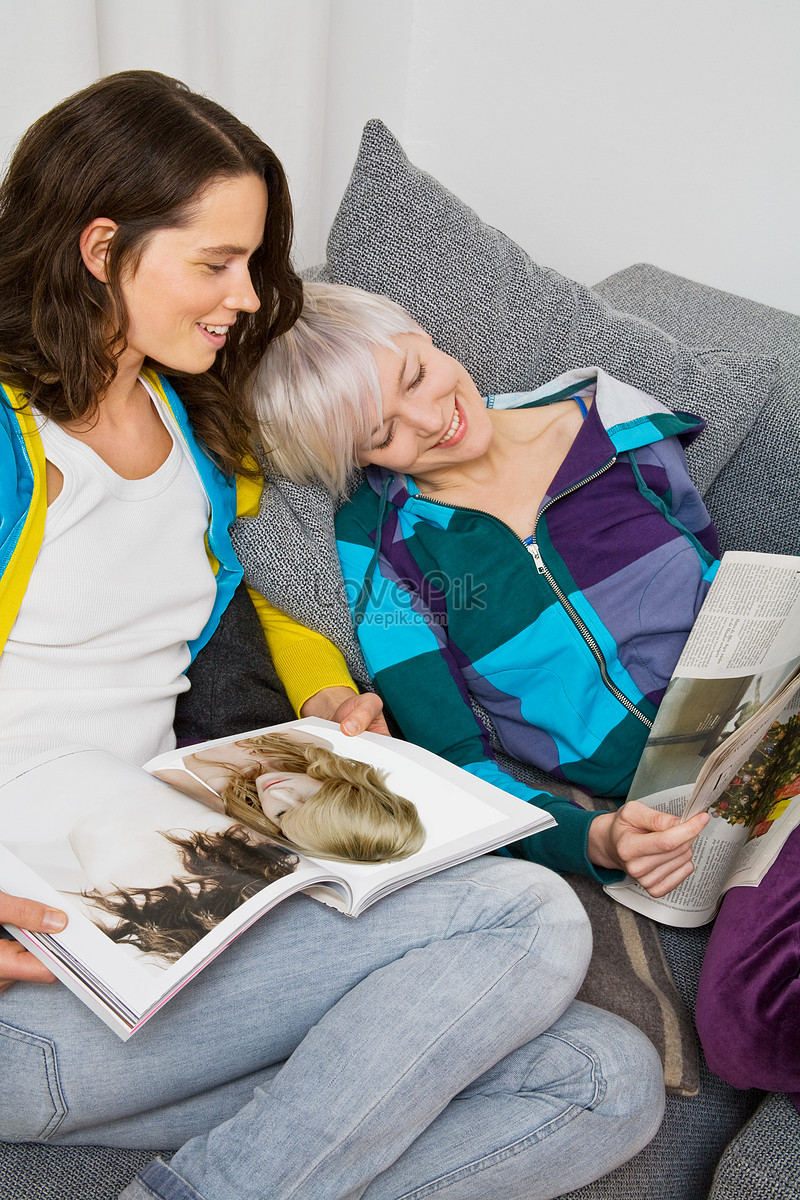 Friends reading. Друзья читают. На базе читающий друзья. Друзья читаем пост.