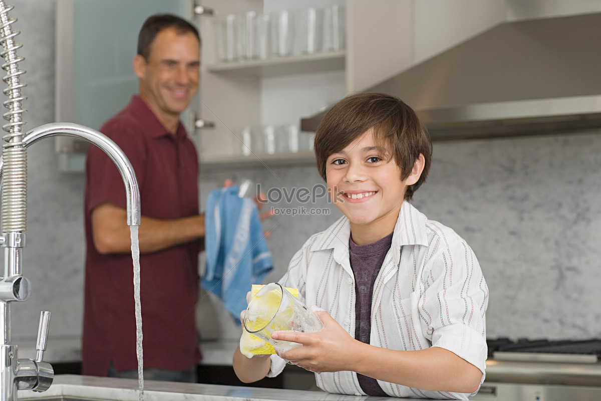 Сын моет посуду