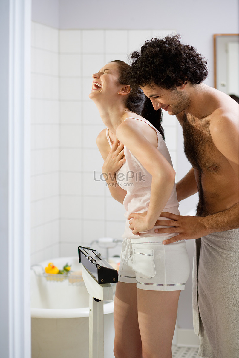 Мужчина с женщиной в ванной комнате