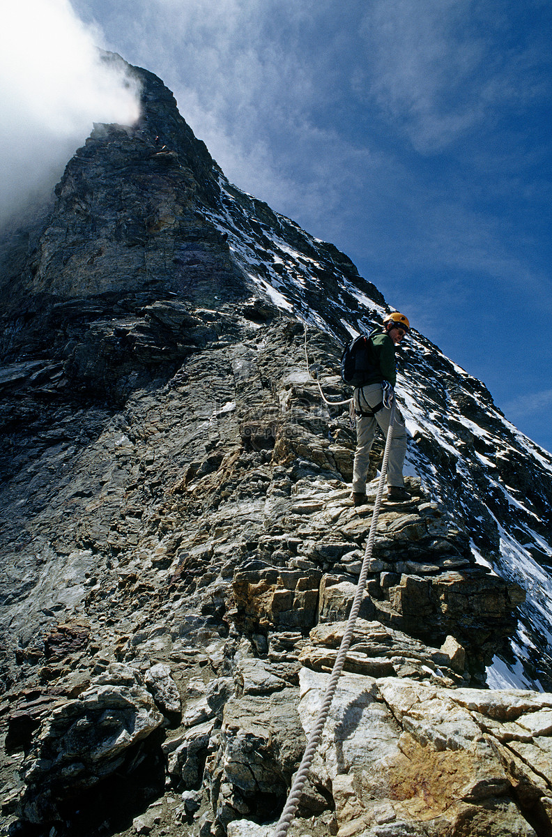 Climb under. Маттерхорн альпинисты. Хижина Сольве на горе Маттерхорн.