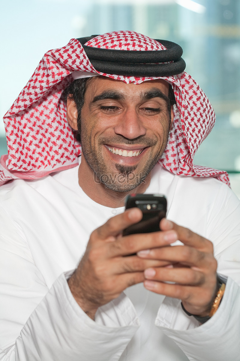 Телефон арабов. Араб с телефоном. Мобильные телефоны с арабами. Арабский телефон. Мобильная связь арабы.