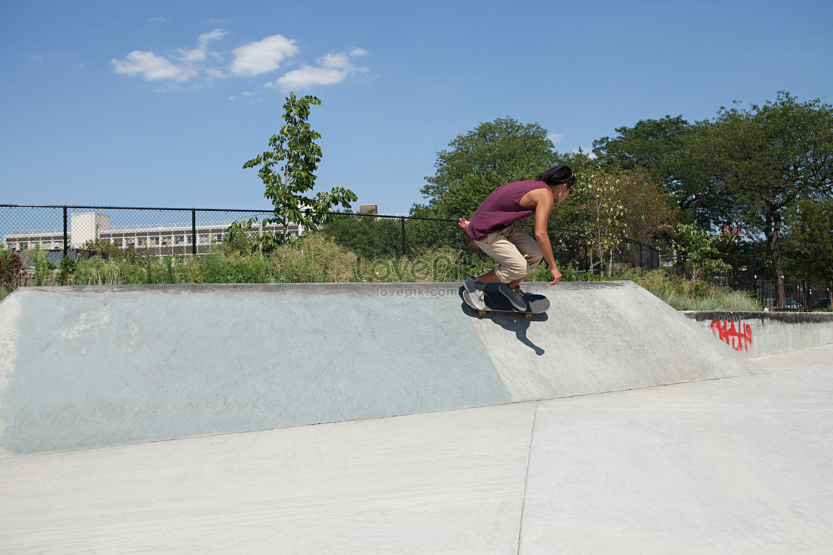 Спуск с рампы. Skater on Ramp. Guy on the Ramp with a Red Box.