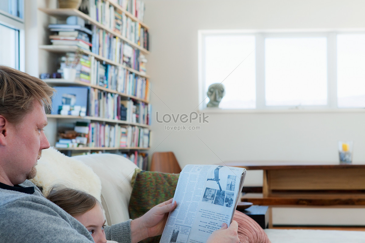 My father reads the newspaper. Газета для папы.