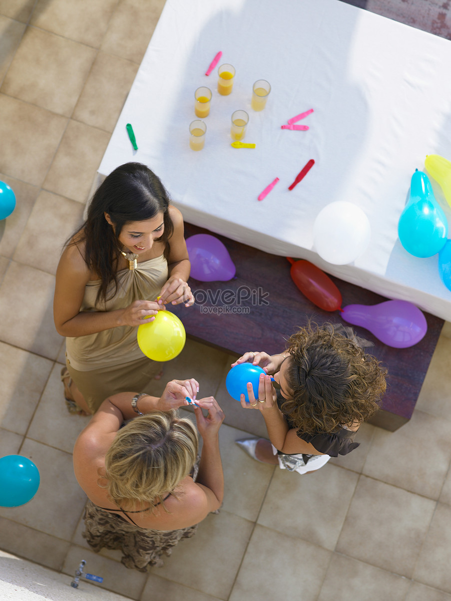 Preparing for the party. Как подготовиться к вечеринке 3 класс фото. Игра в которой 4 девочки готовятся к вечеринке.