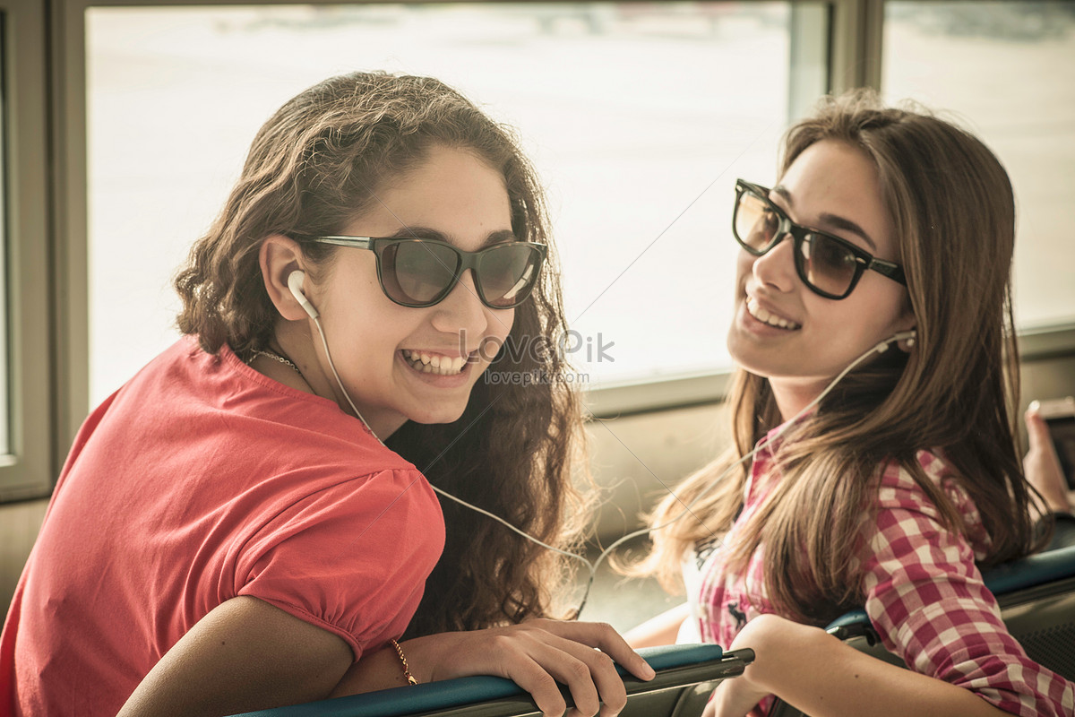 Две молодости. Картинки две девушки в очках. Two teenagers in San fran Glasses.