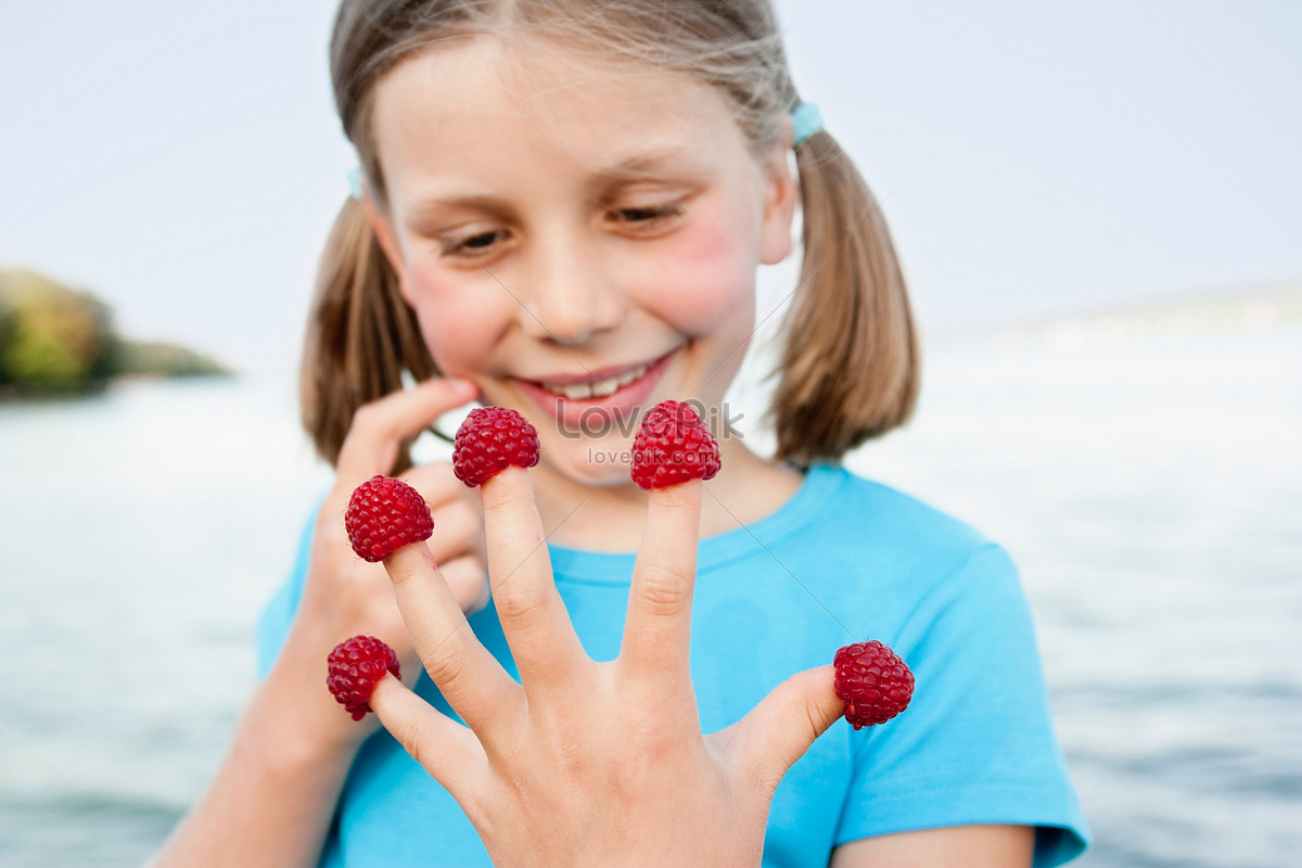 All children enjoy sweets. Девочка ест малину. Девушка ест малину. Малина для детей. Ребенок ест малину.