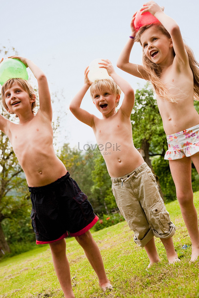 dzieci bawiące się w ogrodzie Darmowe Obraz_PRF Obrazek nume