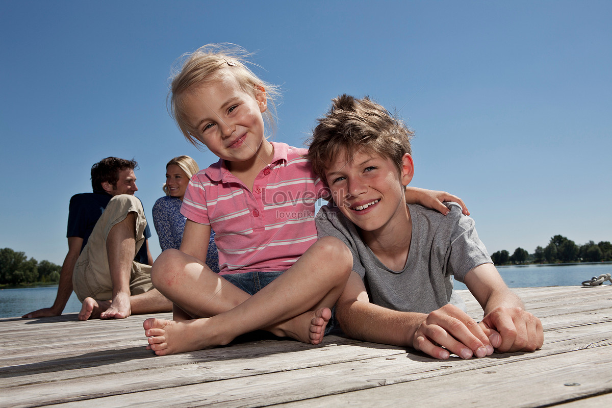 Братья взрослые. Отдыхайте братья. Girl sitting on Shoulders of boy.