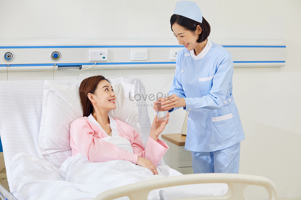 Nurse giving. Медсестра фон. Медсестра и вода. Сестринская вода.