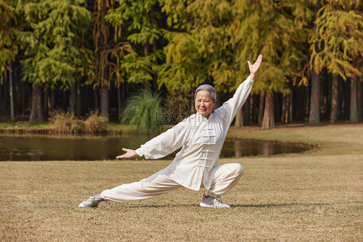 Practicing Tai Chi Wushu Kungfu In The Autumn Health Sports Park ...