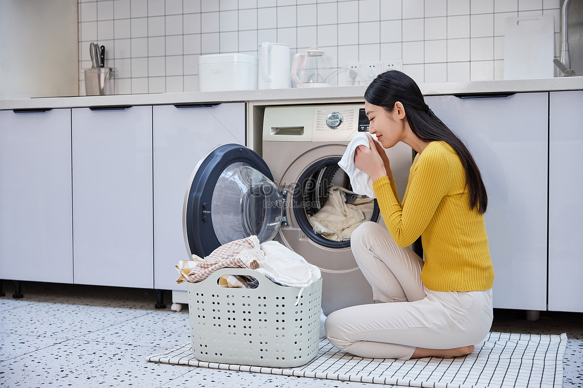mulheres que trabalham em casa arrumam e lavam roupas sujas 