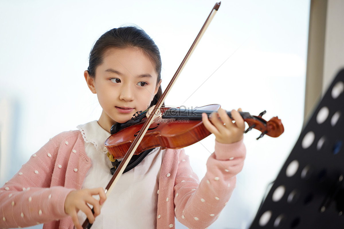소녀 는 금 보 를 보고 바이올린 을 연주 했다 이미지 사진 501810193 무료 다운로드 