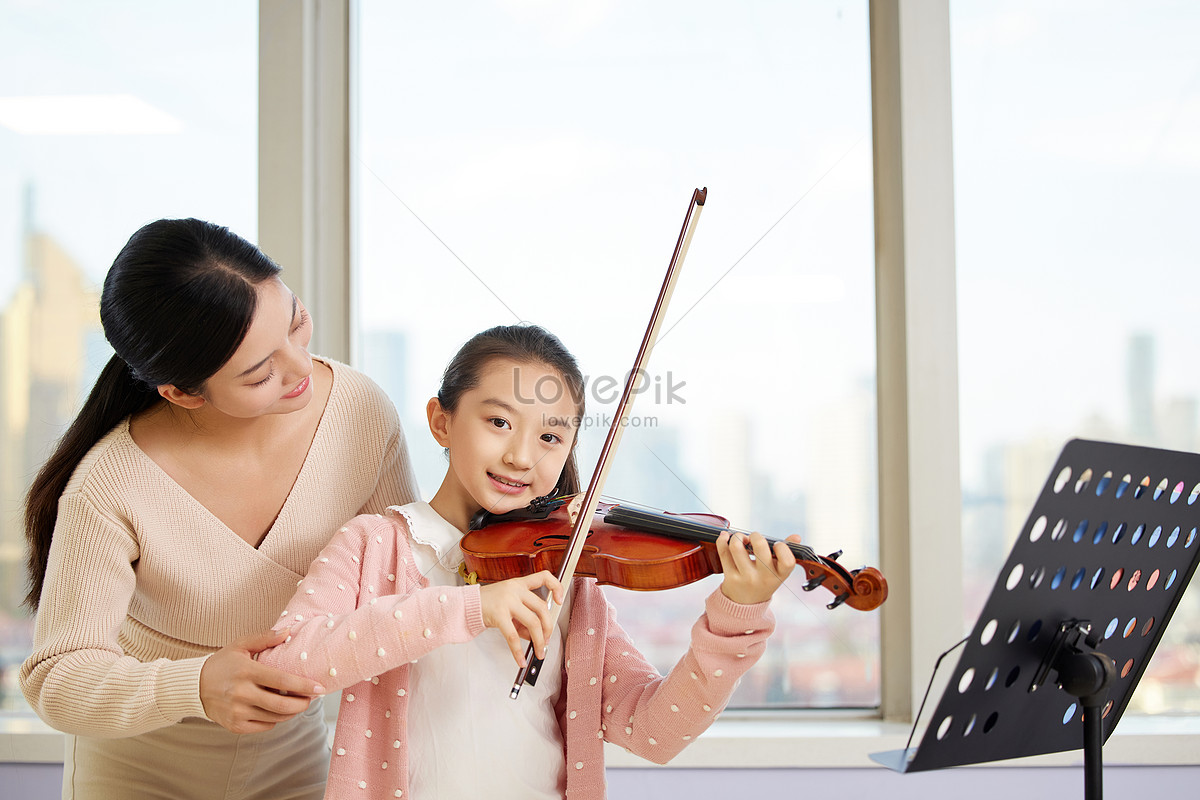 선생님 은 소녀 에 게 바이올린 을 연주 하 는 것 을 가 르 쳤 다 이미지 사진 501810204 무료 다운로드 
