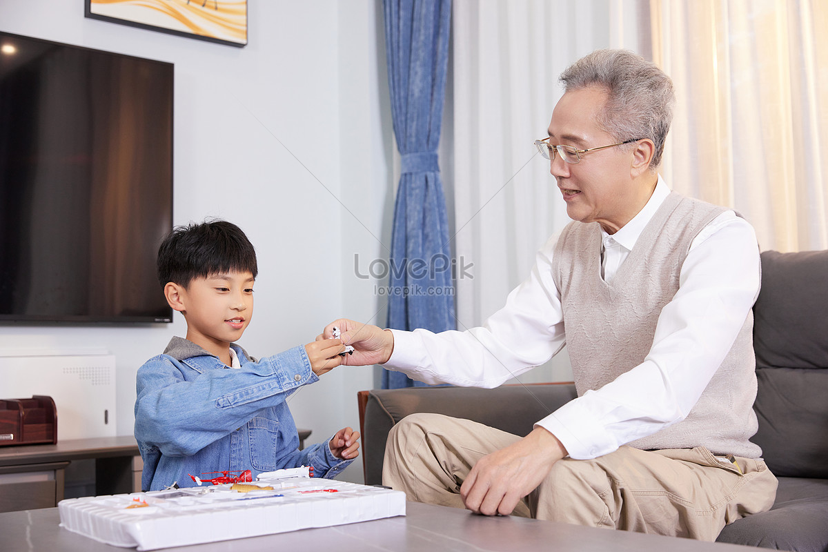 enfant partageant des jouets