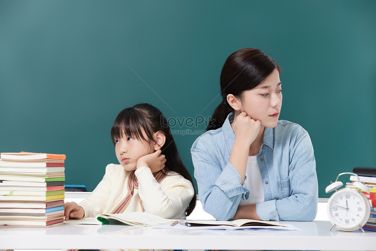 Los Ni Os De La Familia Educan A Las Madres E Hijas Para Que Se Enojen