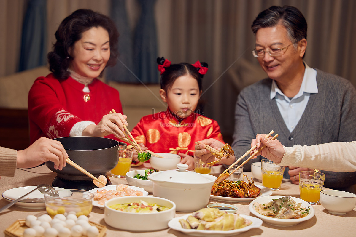 중국 새해 전야 가족 상봉 만찬 에서 스마트 폰으로 사진을 찍는 아시아 중국 가족 셀카 가정 생활에 대한 스톡 사진 및 기타