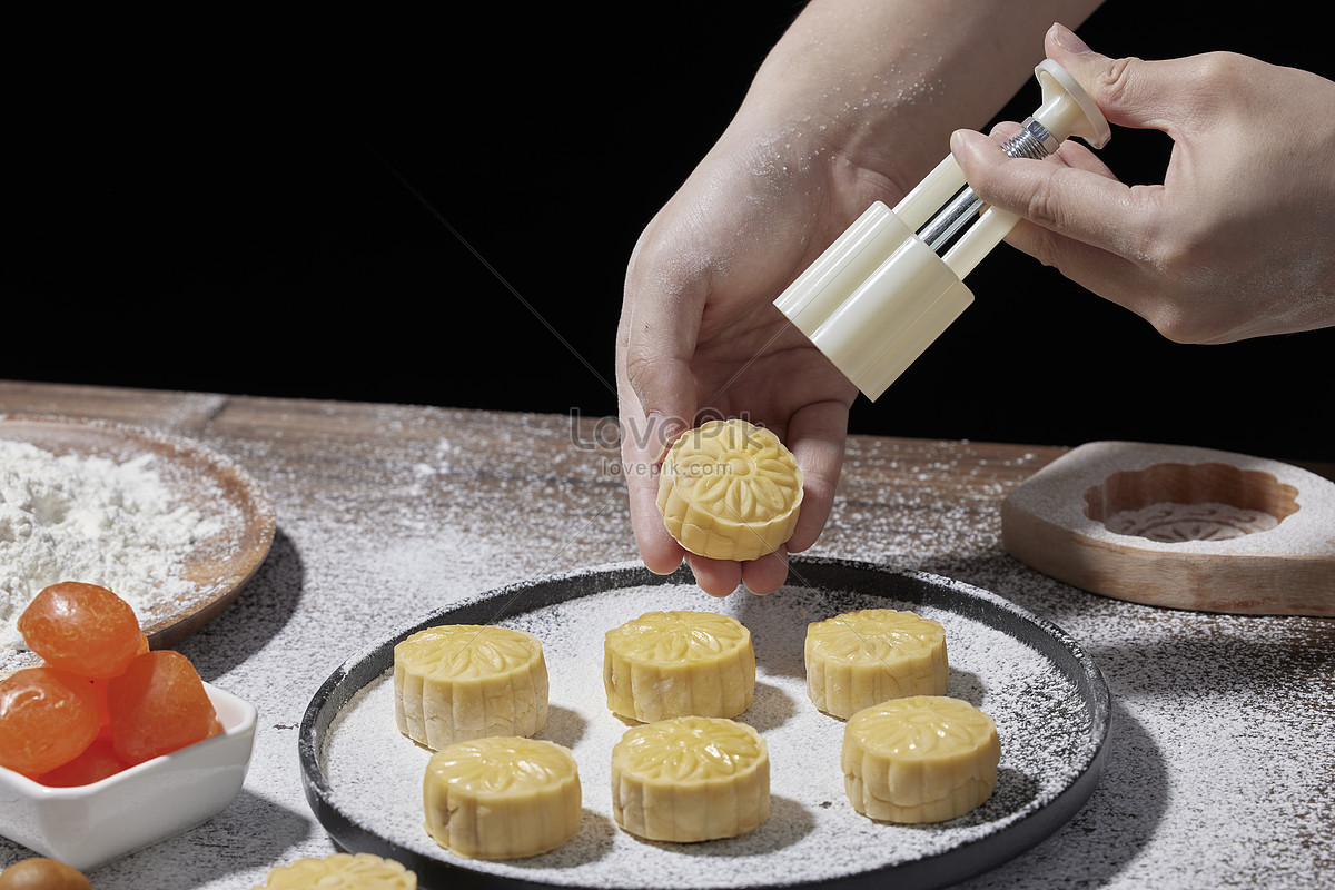 Cake on the hand