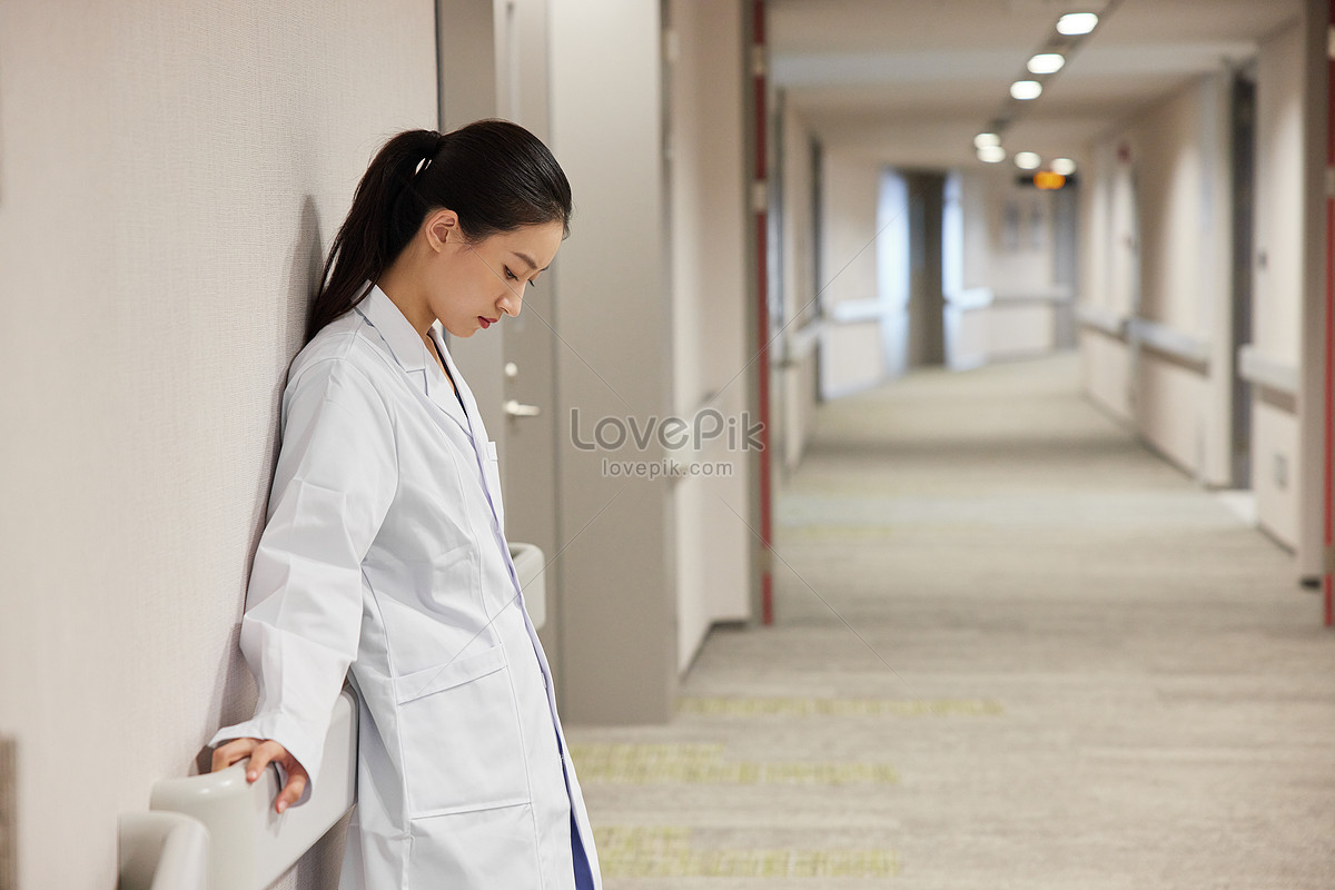 Hospital feeling. Женщина в больничном коридоре фото.