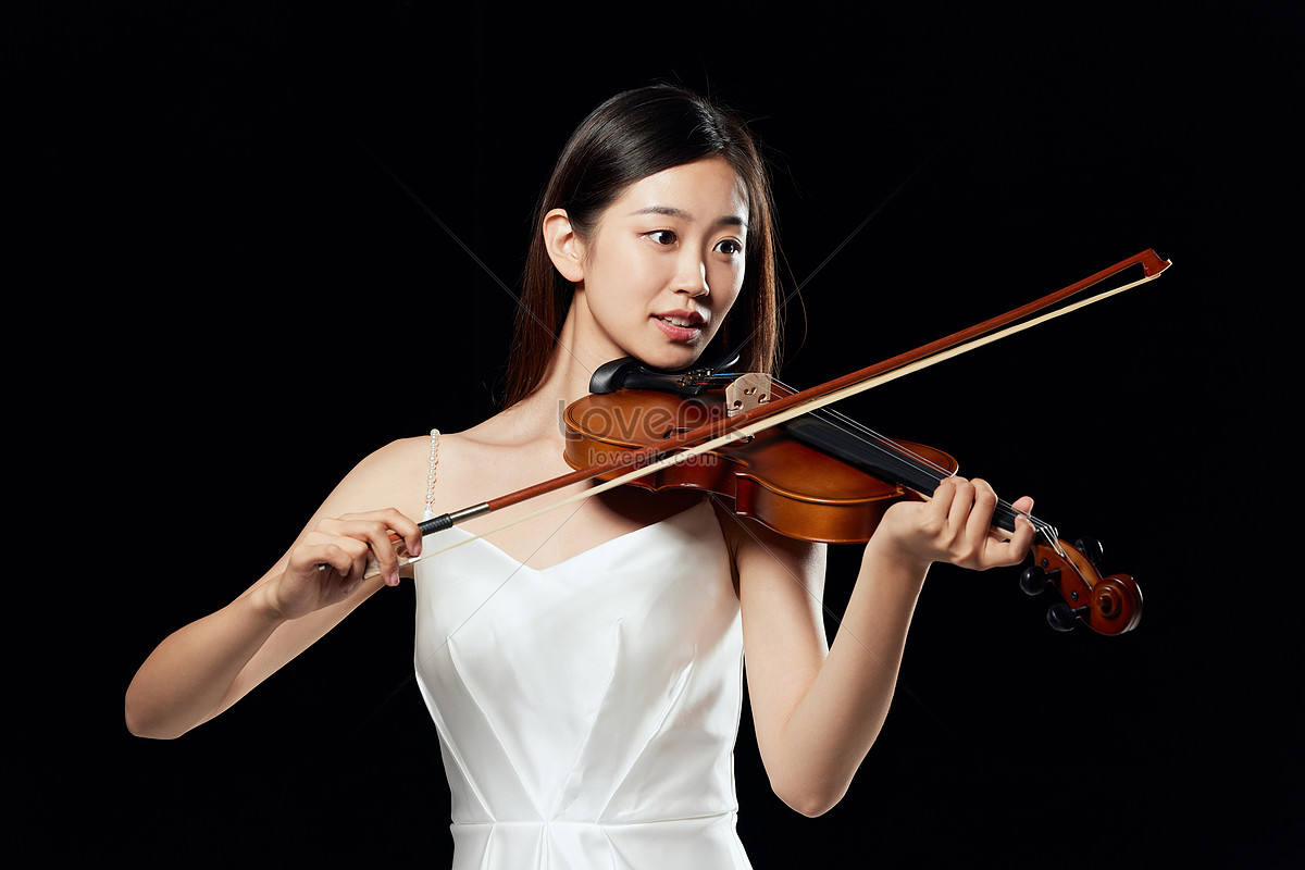 Красивая девушка и скрипка