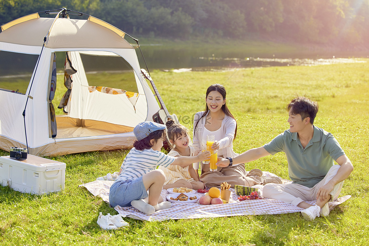Семья на пикнике. Пикник с семьей на природе. Отдых на природе. Дети в палатке на природе. Open camp