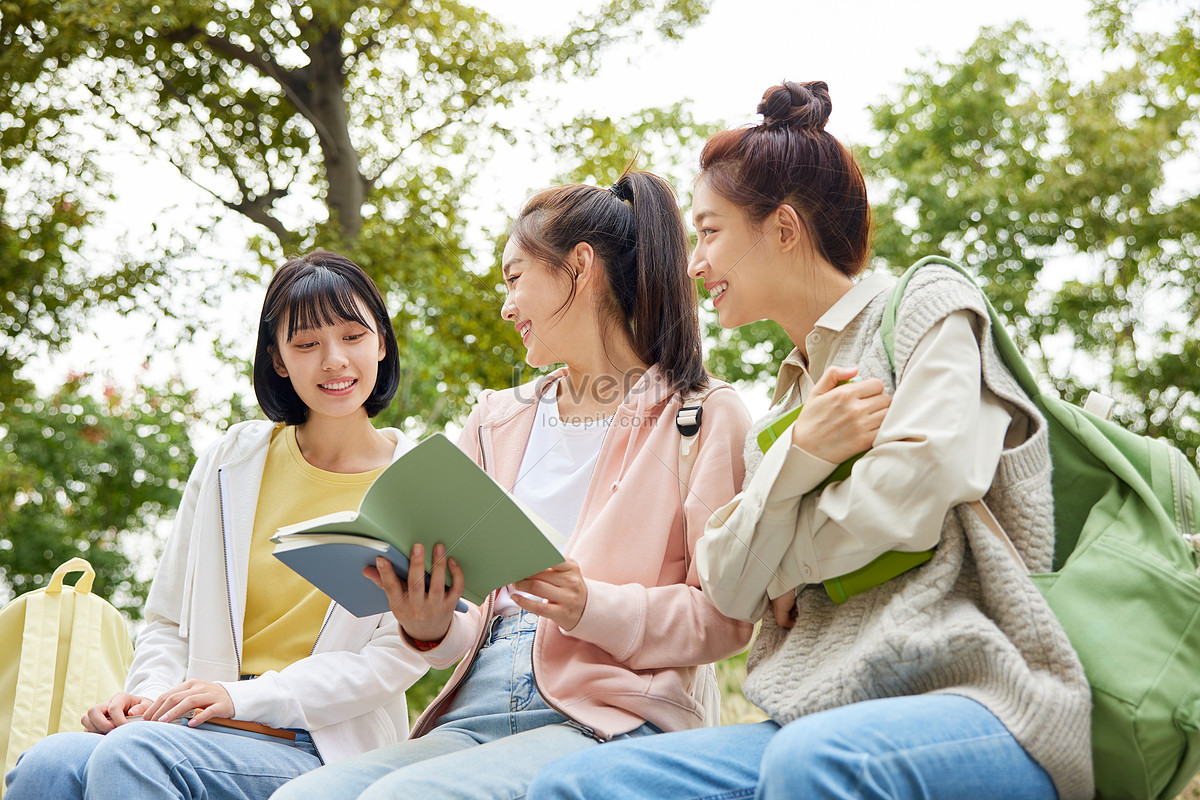 Reading together. Студентка с планшетом. Две студентки улыбаются. Две студентки и чел. Девушка студентка с планшетом учится.