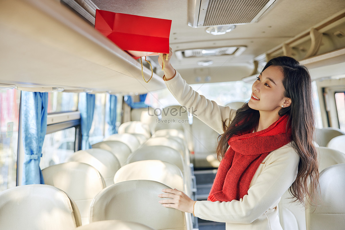 Women returning home by bus, cold, spring festival travel, bus HD Photo
