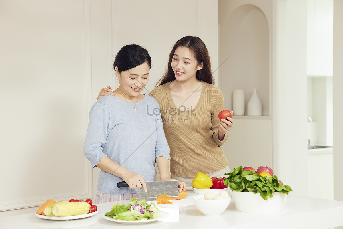 รูปแม่และลูกสาวทำอาหารในครัวและเตรียมผัก Hd รูปภาพการทำอาหาร เตรียมจาน ที่บ้าน ดาวน์โหลดฟรี 